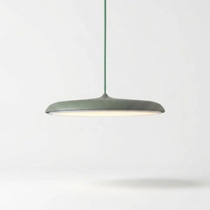 Pendente moderno cor Verde Menta (Sage Green) com acabamento fosco. Luminária estilo escandinavo para trazer cor e frescor a salas de estar e bancadas gourmet integradas.