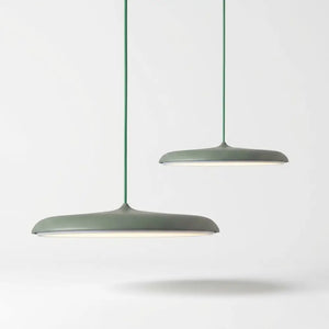 Pendente moderno cor Verde Menta (Sage Green) com acabamento fosco. Luminária estilo escandinavo para trazer cor e frescor a salas de estar e bancadas gourmet integradas.