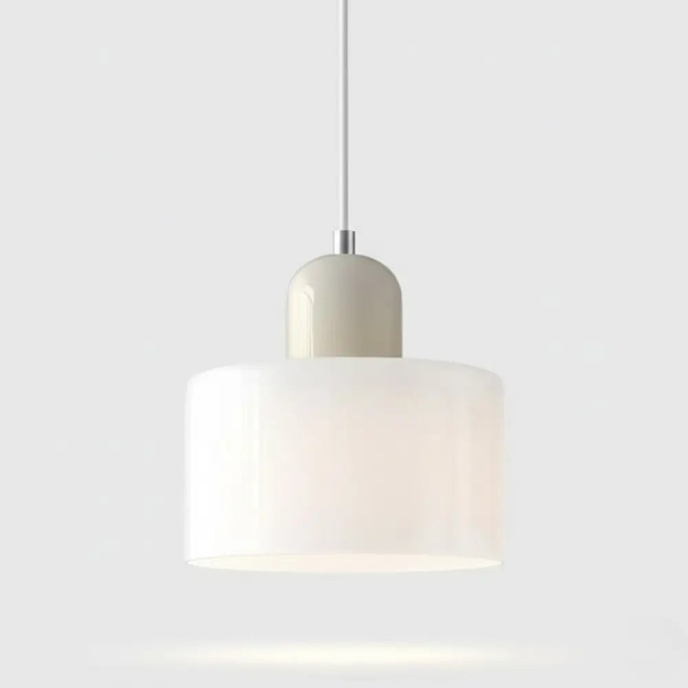 Lustre Pendente Nordic com cúpula de vidro Branco Leitoso (Off-White) e detalhe superior em bege. Luminária minimalista ideal para cabeceiras e ambientes neutros