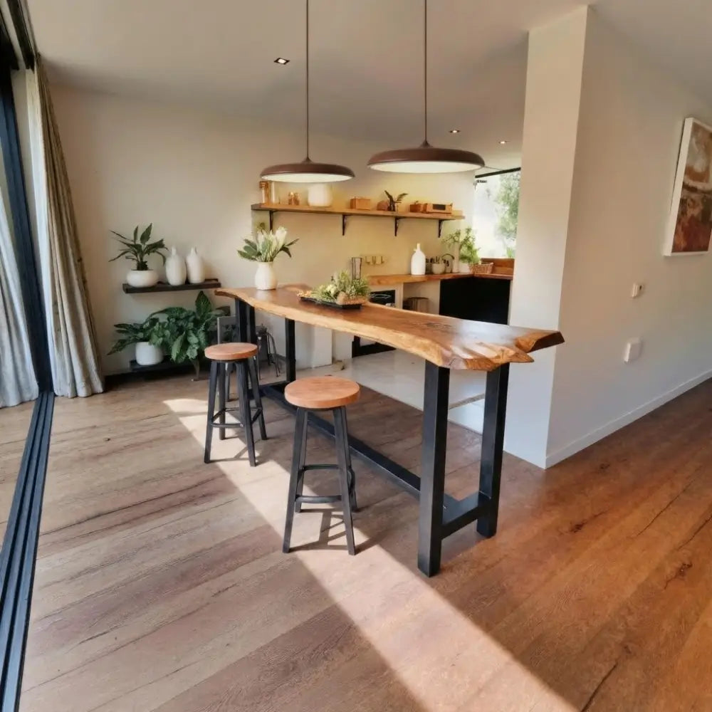 Cozinha gourmet com bancada de madeira rústica iluminada por dois Pendentes Macaron na cor Marrom Terracota, criando uma composição acolhedora e sofisticada.