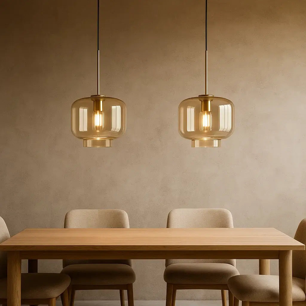 Duas luminárias Radiantbr Auro suspensas sobre mesa de jantar de madeira clara em sala contemporânea