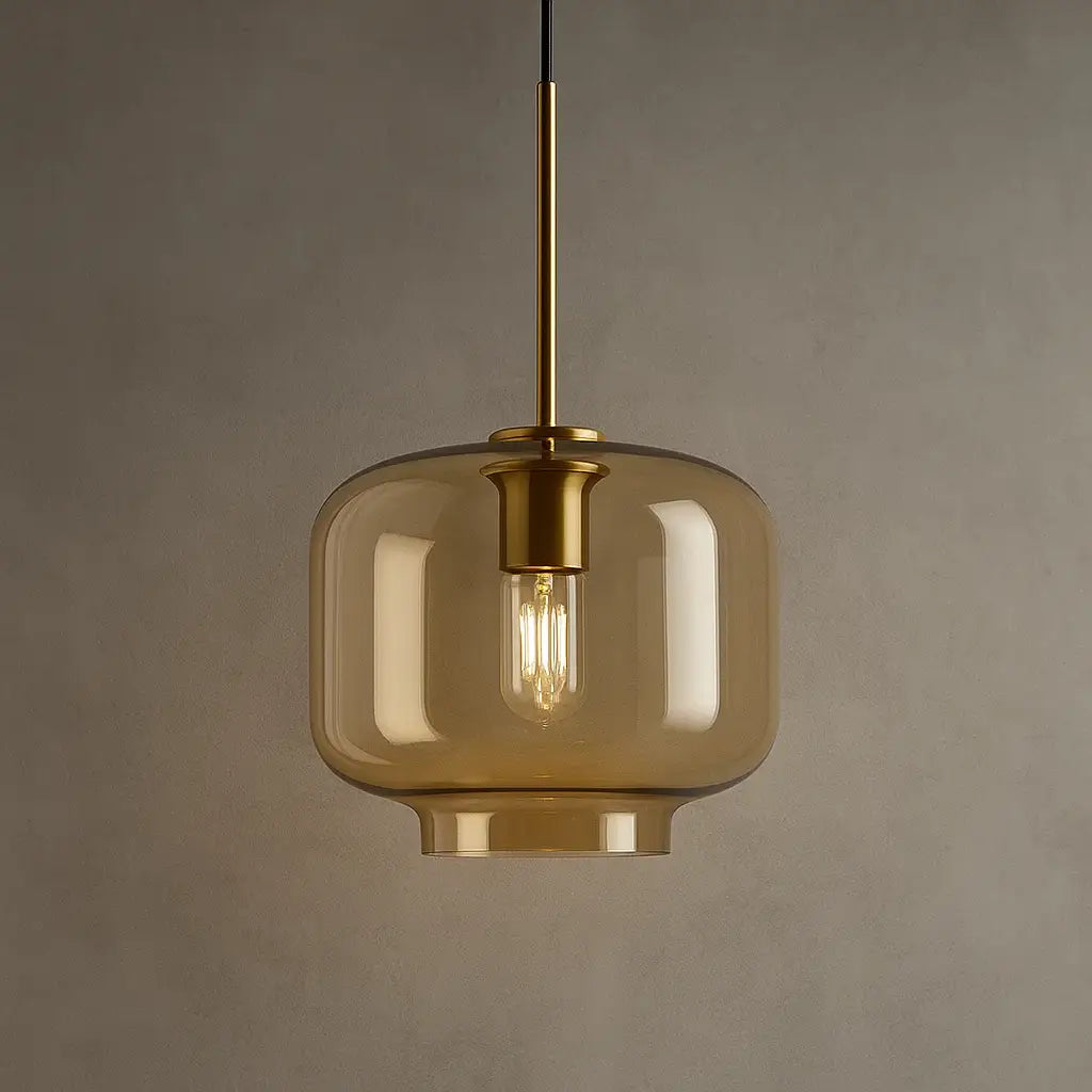Luminária pendente Radiantbr Auro em vidro âmbar com estrutura dourada sobre parede de cimento queimado minimalista