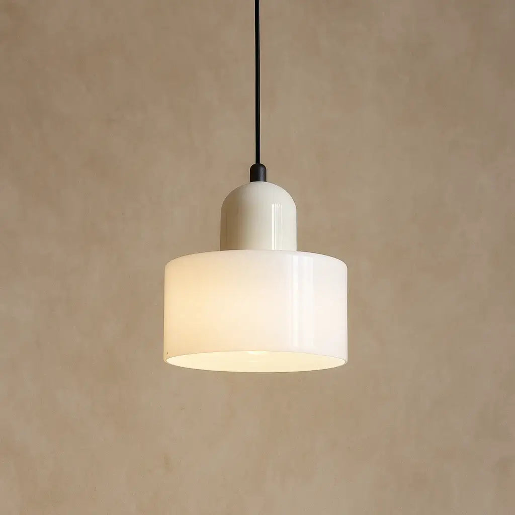 Pendente de vidro branco minimalista Radiantbr em parede de cimento queimado, iluminação decorativa clean
