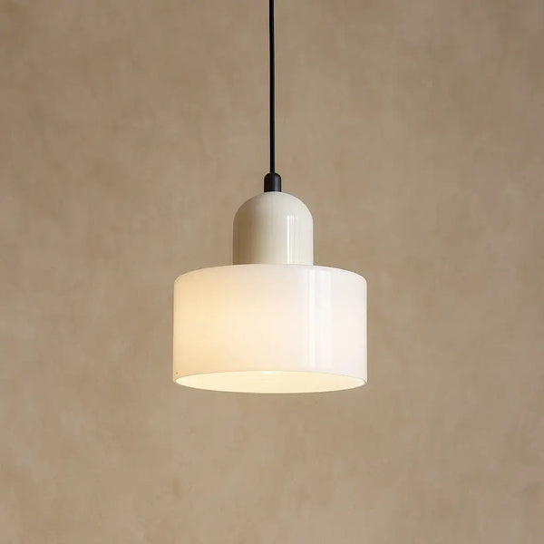 Pendente de vidro branco minimalista Radiantbr em parede de cimento queimado, iluminação decorativa clean
