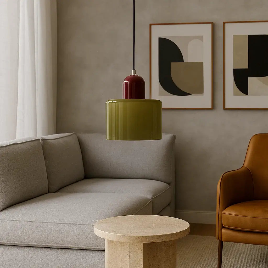Luminária pendente de vidro verde com suporte vermelho Radiantbr em sala de estar contemporânea
