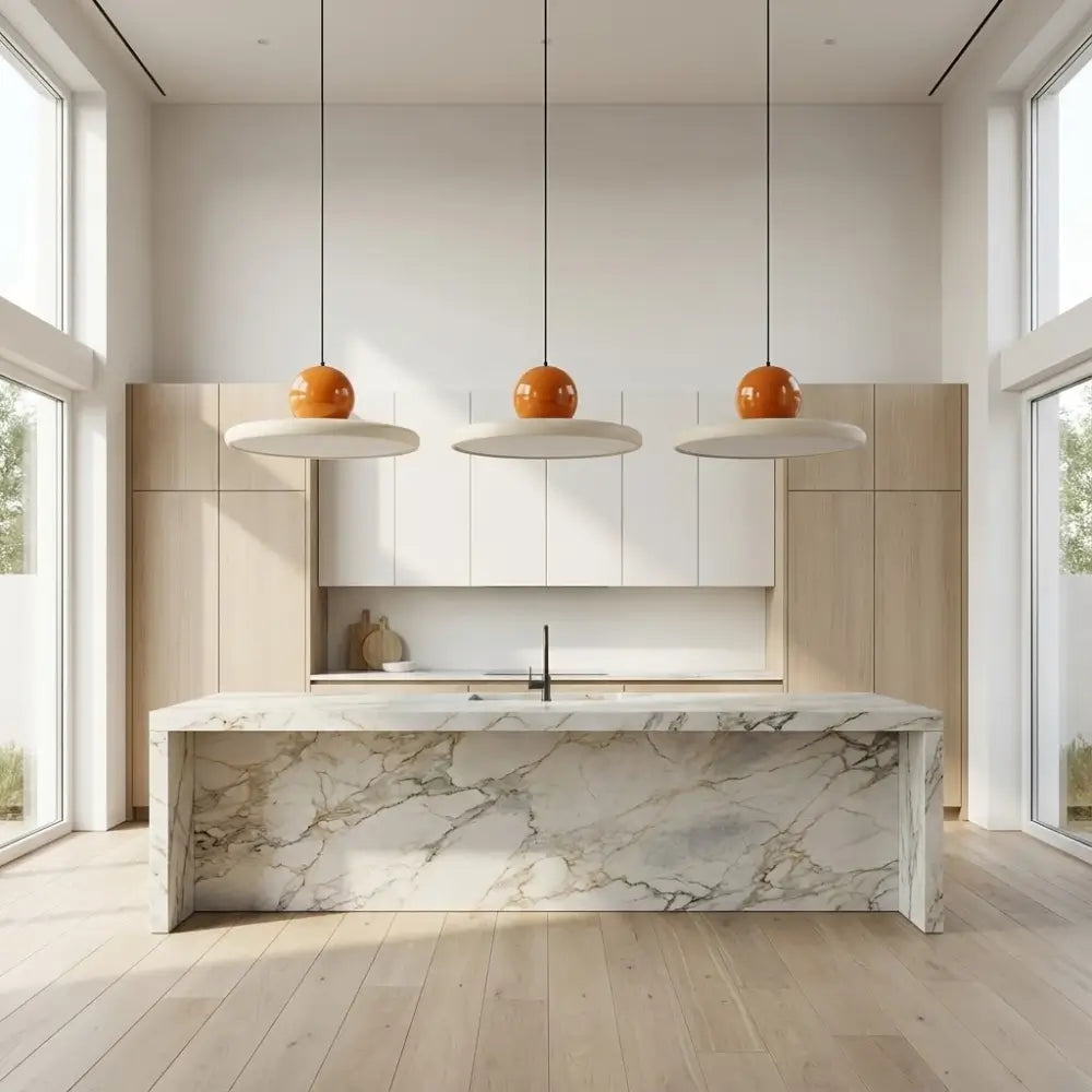 Conjunto com três unidades do Lustre Pendente Estilo Francês Minimalista laranja sobre bancada de mármore.