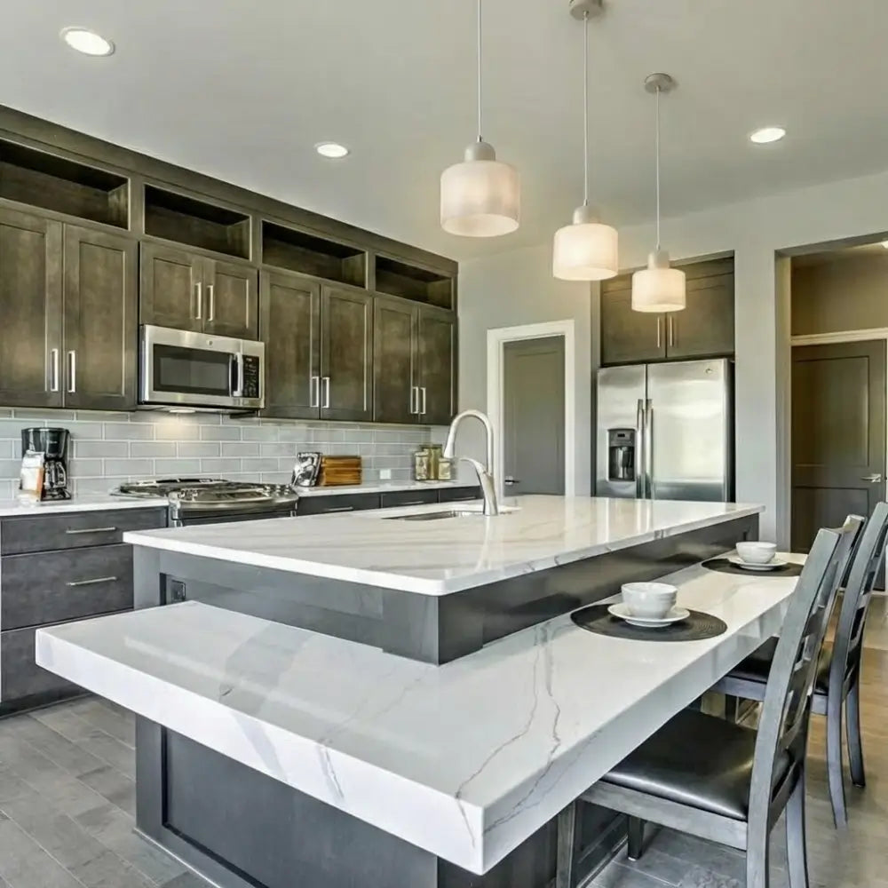 Cozinha americana moderna decorada com um trio de Pendentes de Vidro Nordic Branco Leitoso suspensos sobre ilha central de mármore